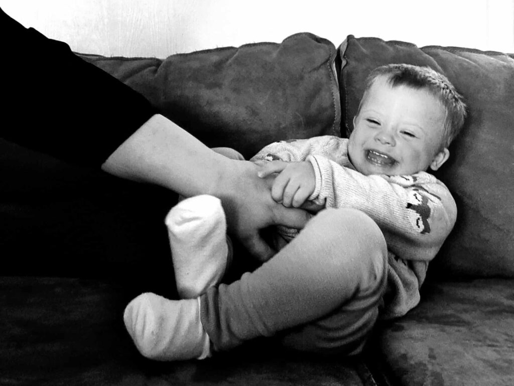 Bilde av gutt med Downs syndrom som ler