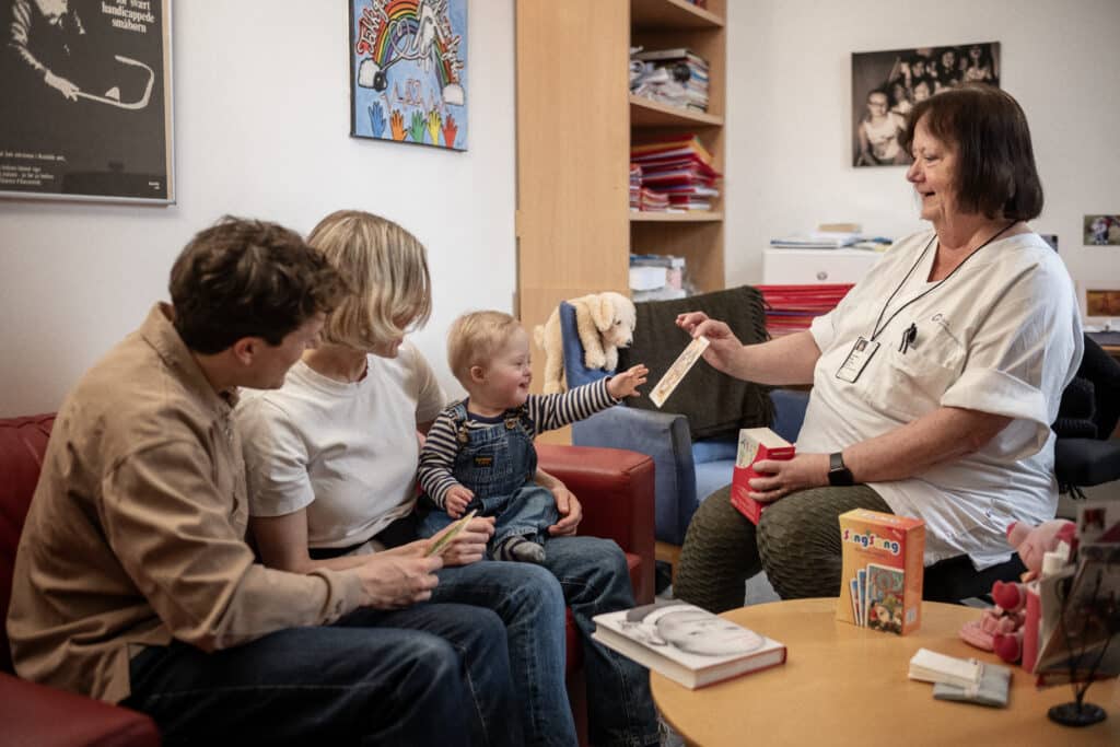 Ann-Mari sammen med en gutt med Downs syndrom og hans foreldre.